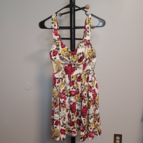 Hot Topic Dress Skulls Guns Roses Print Size Juniors Medium - Picture 1 of 4
